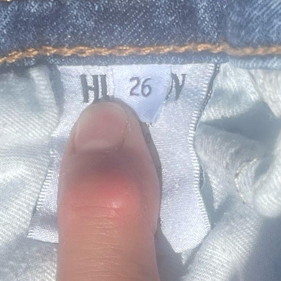 Hudson Signature Midrise Bootcut jeans. 26” waist 29” inseam - Picture 5 of 9